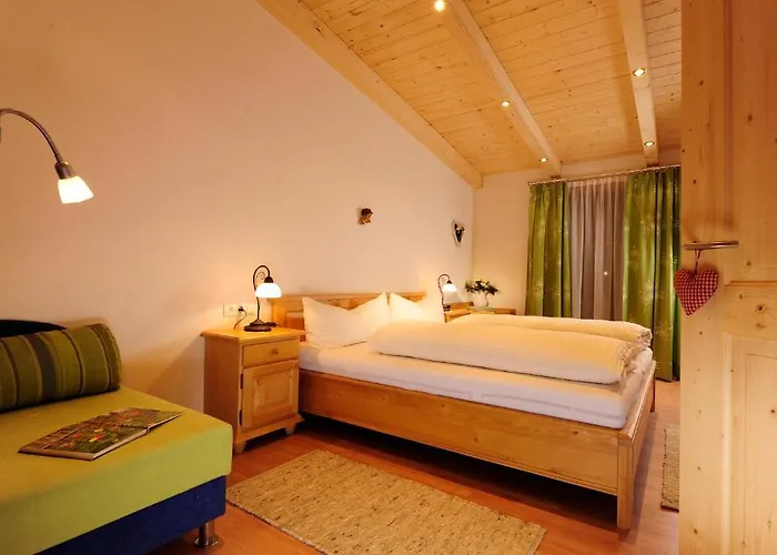 霍拉霍夫酒店 *